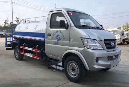 藍(lán)牌灑水車最大能幾噸的_北汽昌河2方綠化灑水車廠家價(jià)格2