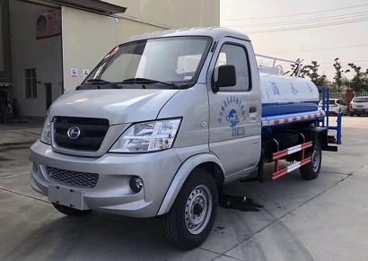 藍(lán)牌灑水車最大能幾噸的_北汽昌河2方綠化灑水車廠家價(jià)格3