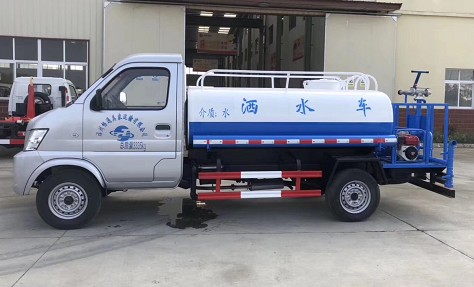 藍(lán)牌灑水車最大能幾噸的_北汽昌河2方綠化灑水車廠家價(jià)格4