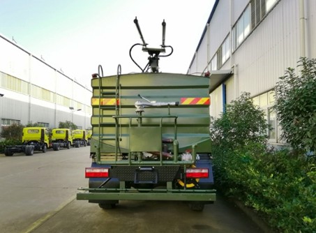 東風六驅光伏板清洗車,專業清洗太陽能板!4