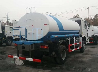 ���ڰ�4X4ȫ�(q��)��(d��ng)����13����ˮ܇�෽λ�DƬ