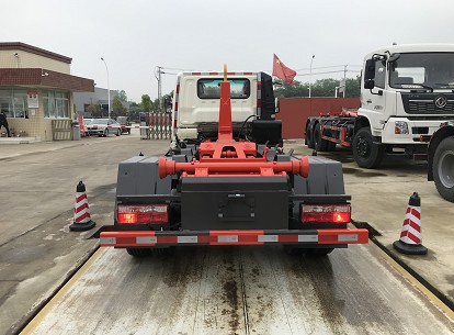 國六飛碟奧馳藍牌勾臂垃圾車圖片 國六飛碟奧馳藍牌勾臂垃圾車圖片
