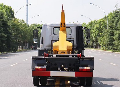 國(guó)六東風(fēng)多利卡藍(lán)牌勾臂垃圾車(chē)圖片 國(guó)六東風(fēng)多利卡藍(lán)牌勾臂垃圾車(chē)圖片