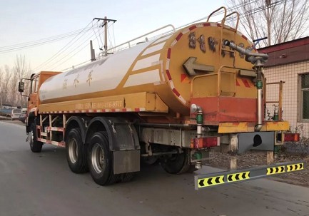 原裝灑水車(chē) 原裝灑水車(chē)